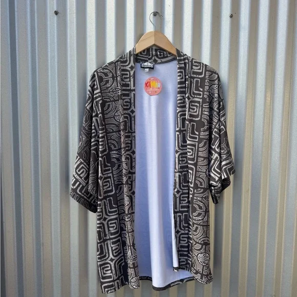 Manuhealii Black and White coverup - Picture 2 of 4